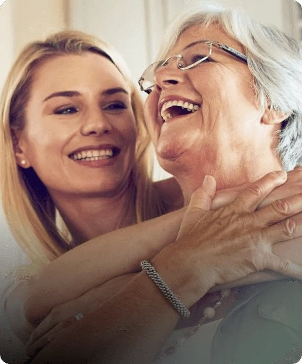 Gl\u00fcckliche Mutter und Tochter mit FairPflegeBox Pflegehilfsmitteln